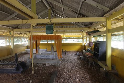 Tok pulau manis has immigrated to mecca circa 1680s during his 30s. Sang Ekstasi: Ziarah ke Makam Syeikh Tok Pulau Manis ...