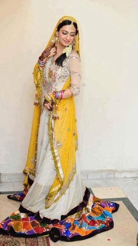 Beautiful Bridal Mehndi Dresses Collection 38