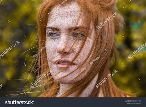 Beautiful Red Haired Irish Girl Blu Foto De Stock 1028291773 Shutterstock