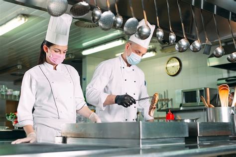 Chef Koks In Beschermende Maskers En Handschoenen Bereiden Voedsel In