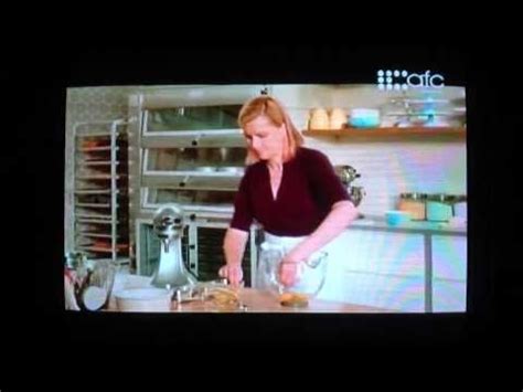 Using chilled ganache, decoratively pipe stars on top of cake. Bake w/ Anna Olson - Rich Chocolate Mousse Cake | Recetas ...