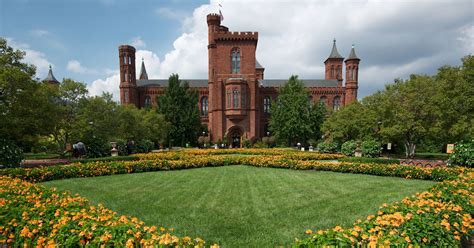 Smithsonian Castle: Smithsonian Information Center