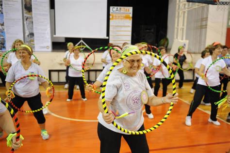 Adultos mayores y los juegos en su teléfono. Centros de Actividades Integrales para Adultos Mayores (CAIAM)