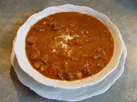 Gulaschsuppe für 10 Personen Rezept mit Bild