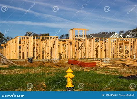 木构筑新的家庭建筑 库存照片 图片 包括有 æˆ¿å­ å° é ¨å °åº èžºæÿ± 110094068