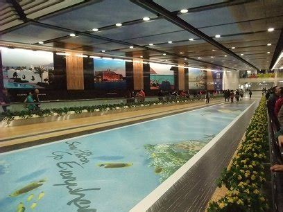 May 27, 2020 · 沙田位於新界那邊，交通很方便，陸客都喜歡去新城市廣場購物。但是商場以外，城門河兩旁的地方，遊客卻不多。這裡的大排檔和茶餐廳，都是在地人平常去的「街坊」餐廳，價格不貴又好吃。 2010 耶誕香港行Day 4 沙田馬場賽馬、新城市廣場 (終)