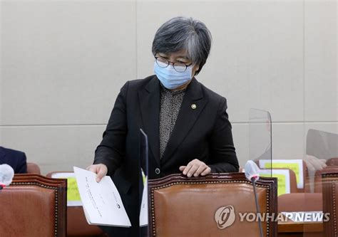 정은경 초대 질병관리청장 내정자 코로나 극복에 최선. 복지위 출석한 정은경 질병관리청장 | 연합뉴스