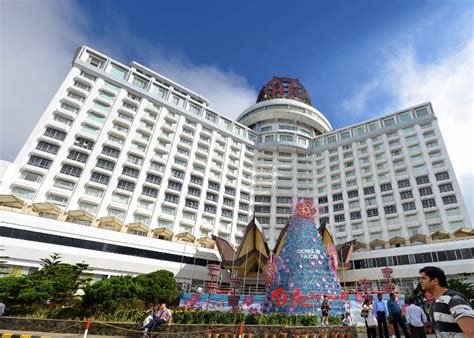Genting features six hotels with over 10,000 guest rooms, over 90 distinctive dining outlets, a shopping paradise with over 80 stores, exciting indoor and outdoor theme parks with more than 50 fun rides. Express Bus from Singapore to Genting Highlands