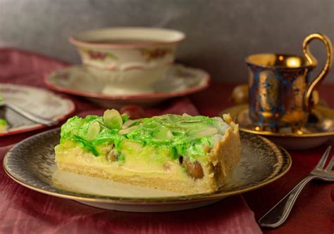 Liebe freunde von # kaffee und # kuchen, heute haben wir wieder viele köstlichkeiten für euch! Stachelbeer-Baiser-Kuchen mit Vanillepudding - Dailyvegan