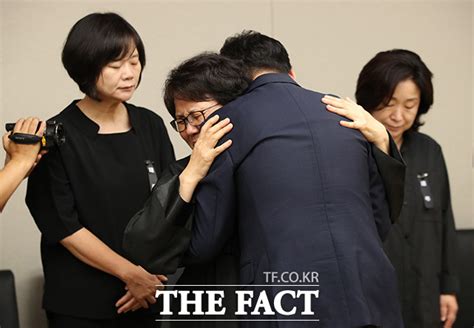 영상담임 폭력에 교실 박차고 나간 12살 소녀…사진 속 추미애. TF포토 유족과 함께 오열하는 김경수 경남도지사 - 포토 > 기사 ...