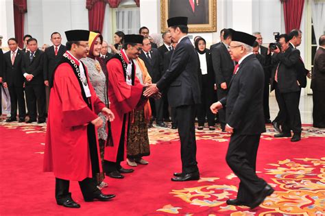 Presiden Jokowi Saksikan Pengucapan Sumpah Janji Dua Hakim Konstitusi