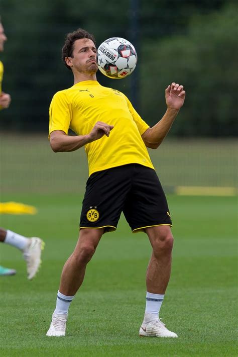 This means the average man. Thomas Delaney of Borussia Dortmund controls the ball during the... (com imagens) | Borussia ...