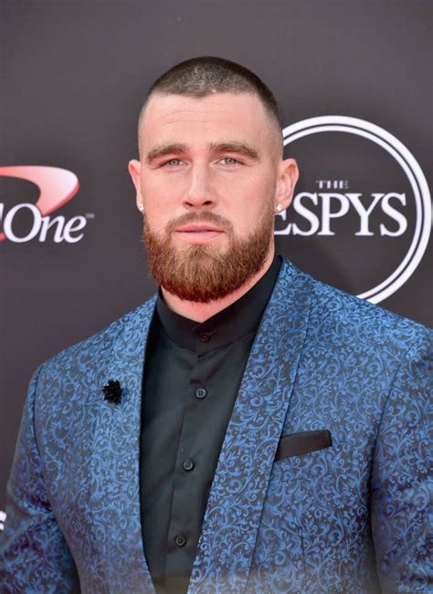 Chiefs te travis kelce pokes fun at his beardless look. Travis Kelce Might Just Be One Of The Sexiest NFL Players ...