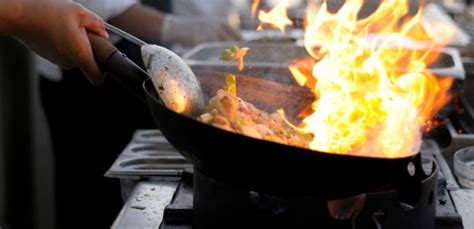 Salteados de verduras, pollo tallarines o lo que quieras. Wok y utensilios de cocina oriental