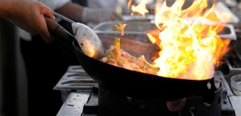 El wok no cocina ni mejor ni peor que una sartén convencional o que una plancha, cocina diferente. Wok y utensilios de cocina oriental