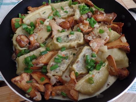 Hähnchen mit knoblauch und kräutern in pfanne, knusprig zubereiten, einfach! Maultaschen-Pfanne mit Pfifferlingen - Rezept - kochbar.de
