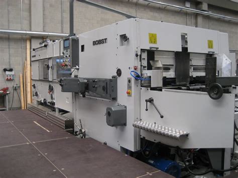 Fustellatrice idraulica con carro di carico e scarico del materiale fustellato. Fustellatrici BOBST SPO - TS Groupe