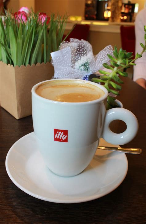 Newman's own organic special blend, caribou coffee caribou blend, tully's coffee italian roast, green mountain coffee breakfast blend, the the dunkin' donuts coffee brand has been in existence for over 60 years. Free photo: Cup of Illy Branded Coffee - Brand, Italian ...