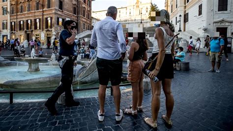 Sempre da domani inoltre, fatta salva la campania dove la disposizione resta in vigore con un'ordinanza regionale, cade l'obbligo di indossare la mascherina all'aperto. Occhio all'obbligo di mascherina all'aperto: multe a raffica