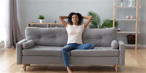 Safety Tips For First Time Female Couch Surfers Unearth Women