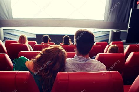 Pareja Feliz Viendo La Película En El Teatro O El Cine — Fotos De Stock