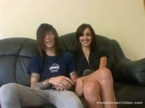 Jovem casal amador fode no seu primeiro video caseiro Assista grátis