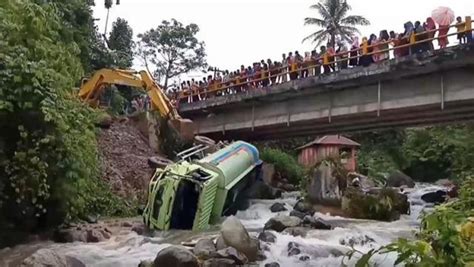 truk tangki jatuh  sungai  mandailing natal sopir meninggal dunia