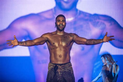 Jason Derulo Denies Photoshopping Viral Picture Of His Crotch