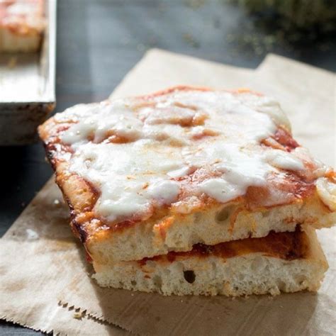 Ricetta pizza in teglia fatta in casa buona come in pizzeria! PIZZA IN TEGLIA ALTA E SOFFICE INGREDIENTI 500 g farina ...