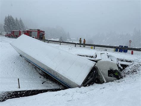 Schnee Unfall Lkw Stürzte Bei Hochfilzen In Den Bach Diesel Floss In