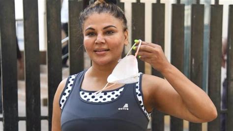 Rakhi Sawant Refuses To Pose With Maskless Man Plans To Shake Her