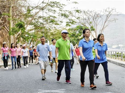 Nhưng sau khi học xong, các học viên hầu hết không giám tự tin khi đi ra đường. Người dân đi bộ lên ngọn hải đăng Vũng Tàu. Ảnh: PHÚC LƯU