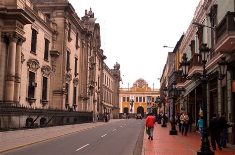 Calle Del Centro De Lima Perú Lima Es La Capital Y La C Flickr
