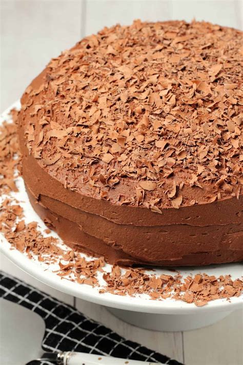 This vegan chocolate cake is totally decadent and couldn't be easier to make! The Best Vegan Chocolate Cake - Loving It Vegan