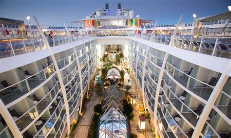 Zu den großen kreuzfahrtschiffen zählen u.a. Symphony of the Seas: das größte Kreuzfahrtschiff der Welt ...