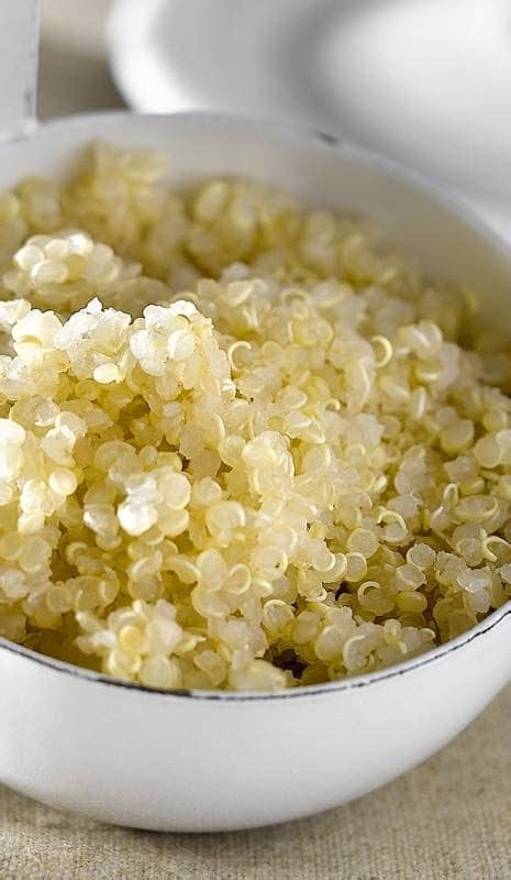 La quinoa o quinua es un superalimento que no puede faltar en tu lista de la compra, no solo por su delicioso sabor sino por sus múltiples beneficios para la salud. Cómo cocinar la quinoa (y que quede perfecta)