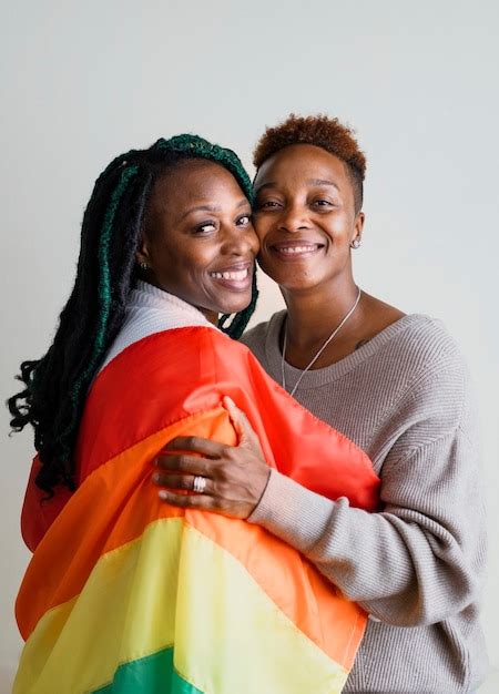feliz pareja de lesbianas con una bandera de colores foto premium