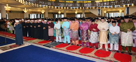 Shalat hari raya atau yang dikenal sebagai shalat i'ed mempunya tata cara shalatnya berikut tata caranya : LAFAZ NIAT DAN CARA SOLAT SUNAT HARI RAYA AIDILADHA ...