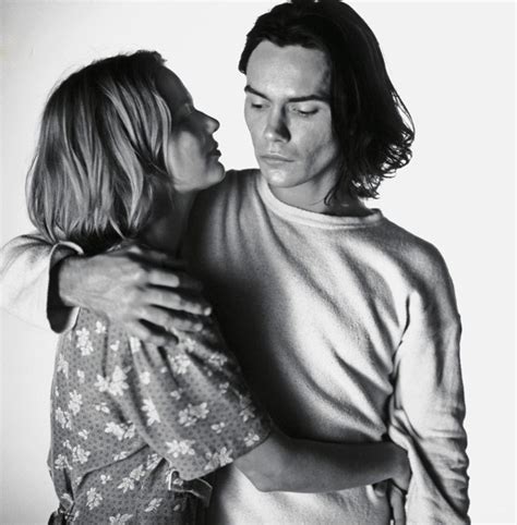 River Phoenix And Samantha Mathis Samantha Was River S Girlfriedn And Was With Him At The Viper
