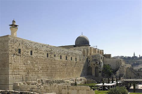 For hamas, some commentators said, its challenge to israel was a sign to palestinians that it rather than palestinian president mahmoud abbas was now calling the. Mezquita de Al-Aqsa en Jerusalén