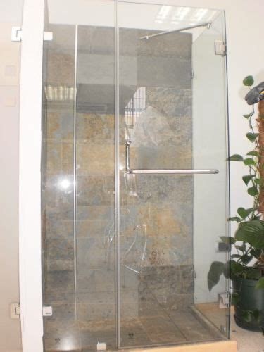 Puertas de baño esmeriladas con vidrio templado 10mm. Puertas de Vidrio para Baños | Puertas de vidrio, Cabina ...