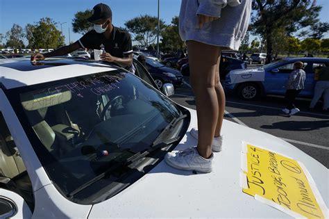 LA: Miles de manifestantes arrestados no enfrentarán cargos | AP News