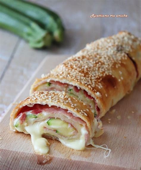 Sbriciolare i pomodori e stenderli in tutta la superfice. Rotolo di pasta sfoglia con zucchine prosciutto cotto e ...