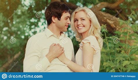 Portrait De Jeunes Couples De Sourire Heureux En Amour Au Dessus Du