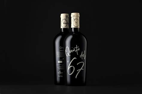 Quinta del 67 on Behance | Etiquetas de vino, Diseño etiquetas, Disenos de unas