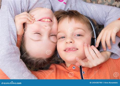 Bruder Und Schwester Zu Hause Stockfoto Bild Von Nett Neigung 245438798