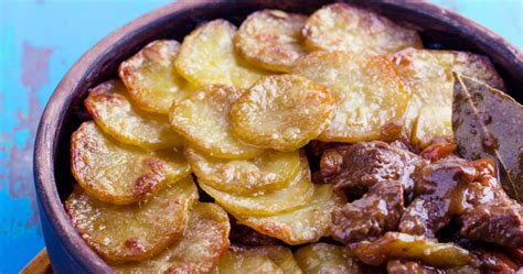 Hearty crispy potato-topped beef stew | Family dinner recipes, Beef recipes, Recipes