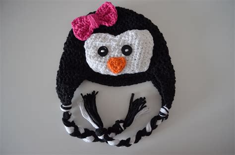 When a friend asks you for a couple of penguin items for her daughter's christmas, you get really busy looking through all the crochet penguin patterns possible. Crochet Penguin Hat | Faça você mesmo, Touca