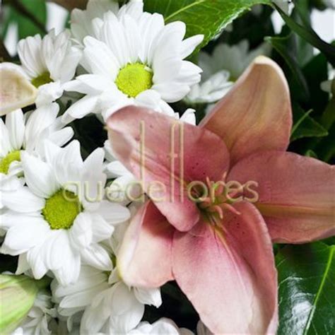 Además tuve la suerte de ver en su catálogo el ramo de flores, cuarzo. Ramo de flores con lilium rosa y margaritas blancas