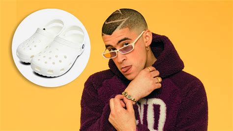 Bad bunny se alió con la conocida marca de zapatos de plástico crocs para lanzar el 29 de septiembre una nueva versión del zapato classic clog (zueco según varias fotos suministradas por crocs, las zapatillas estarán disponibles en color blanco y verde, e incluirán pins de un conejo, una. Bad Bunny diseñará edición especial de Crocs